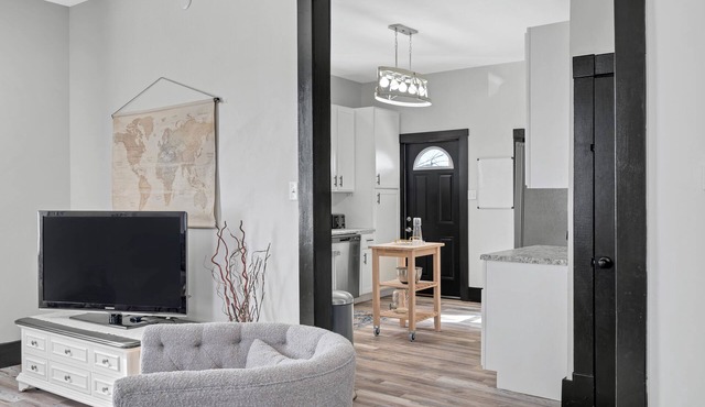 The WashMO Hospitality House WALK to riverfront, shopping, wine shuttle, HOT TUB