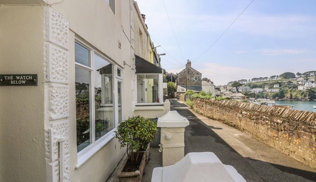 THE WATCH BELOW, pet friendly, character holiday cottage in Polruan