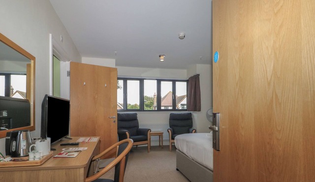 THE WATCHTOWER AT MARINE COURT, family friendly in Littlehampton