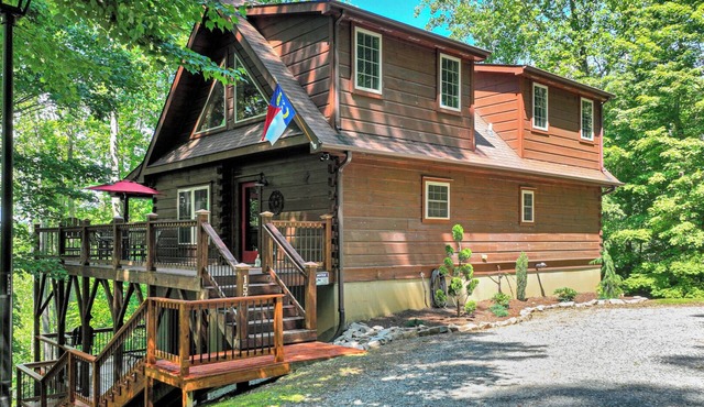 The Watchtower - private retreat, game room, fire pit, pet friendly