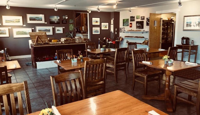 The Water's Edge Inn & Gallery