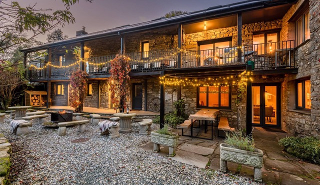 THE WATERFALL RETREAT, pet friendly, with hot tub in Orton