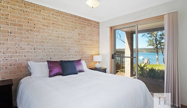 The Waterfront - Close to shops, club, boat ramp!