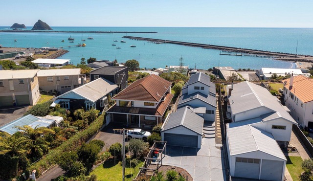 The Waterfront Escape – Moturoa Holiday Home