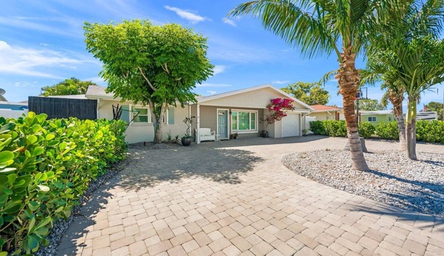 The Waterfront Family Oasis- Pool, Dock & Relaxing Backyard