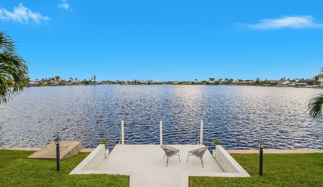 The Waterfront Fishing Retreat – Luxury Water Views Private Dock