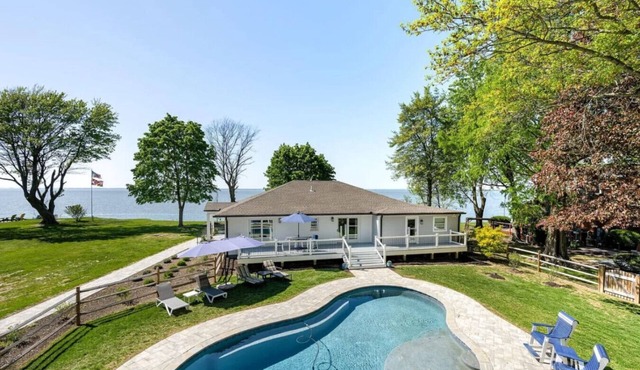 The Waterfront Retreat- With Sauna and Hot Tub!