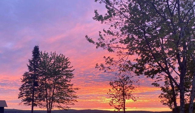 The WATERING HOLE...Cozy cottage with AMAZING sunsets on North Pond!