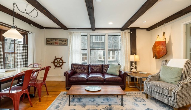 The Waterline – A Private Harborfront Retreat