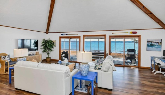 The Waters Edge Sleeps 8
