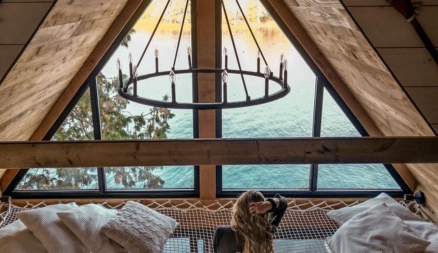 The Water’s Edge * Unique Muskoka Treehouse *