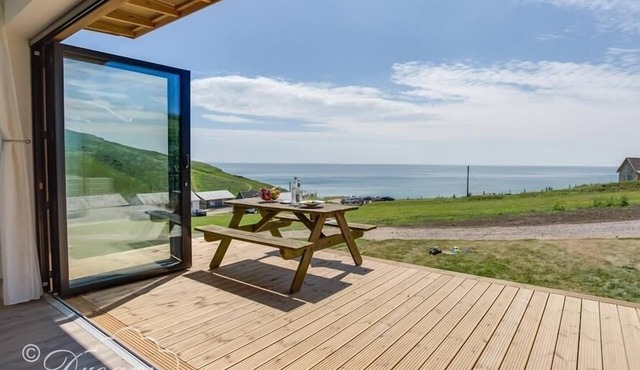 THE WAVE, family friendly, luxury holiday cottage in Eype
