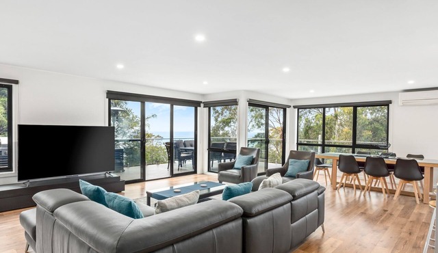 The Wave House - Family home in the tree tops with ocean views