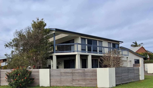 The Wave House - Prime location, close to beaches & amenities |ocean view decknn