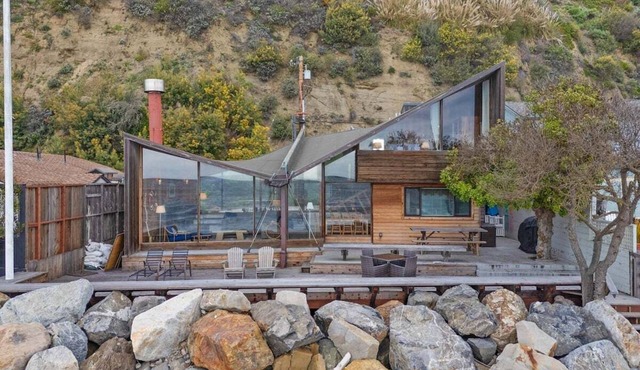 The Waves – Spacious, Stylish Beach Retreat