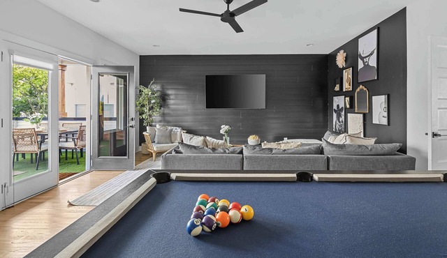 The Waylon Rooftop Sauna + Pool Table + 11 beds