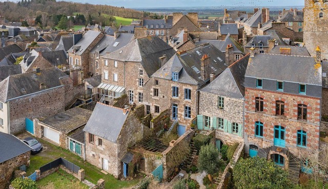 The weaver's house in the heart of the book city