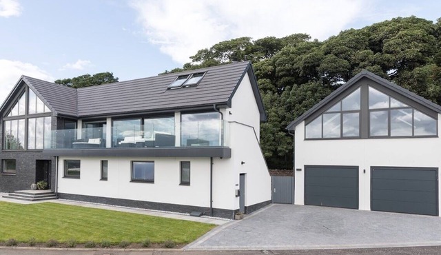 The Wee Glasshouse is a modern studio apartment situated on the Fife coastline.