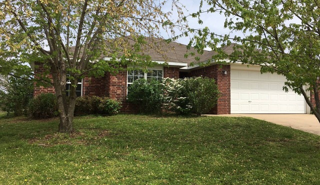 The Weekender Family & MTB Retreat with garage, playhouse, firepit, sleeps 7+