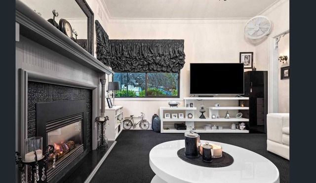 The Weeping Elm - Large and Spacious