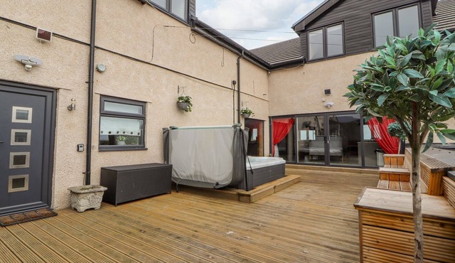 THE WENDOVER, pet friendly, luxury holiday cottage in Towyn