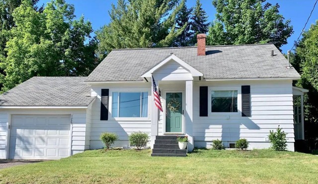 The West Quincy House: In Town W/Sauna & Garage
