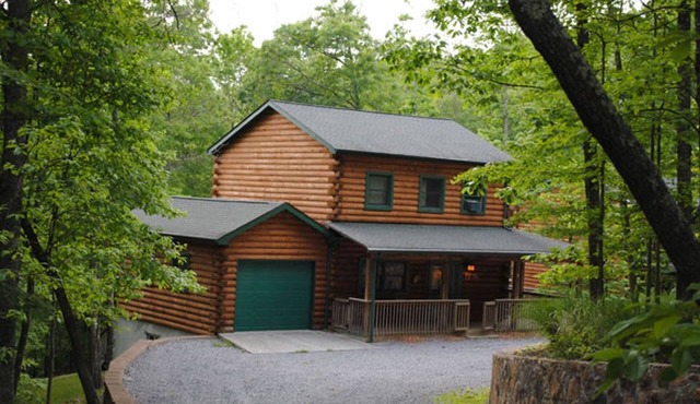 The West Virginian 3 storey log cabin in 10 acre wooded area adjacent to Pipestem State Park and Resort.