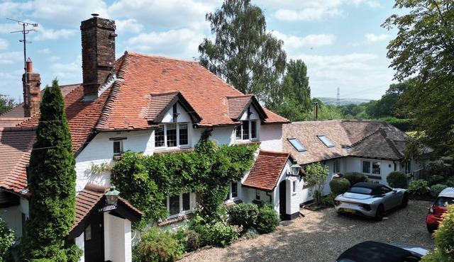 The West Wing – A Luxurious Country Escape Near Brighton, with Hot Tub & Pool