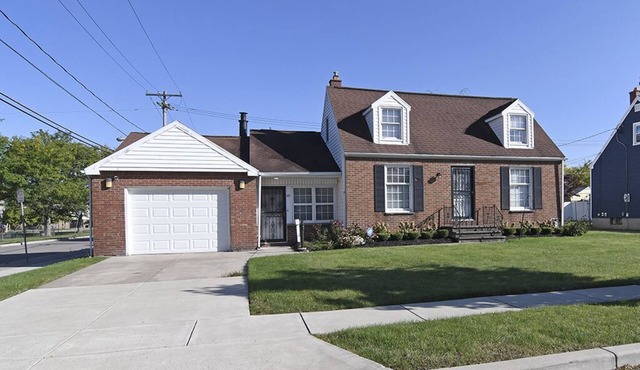 The Westchester - Private, comfortable home minutes from the airport & shopping