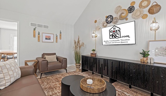 The Westwood Escape – Sleeps 6, Walk to Park & Plaza!