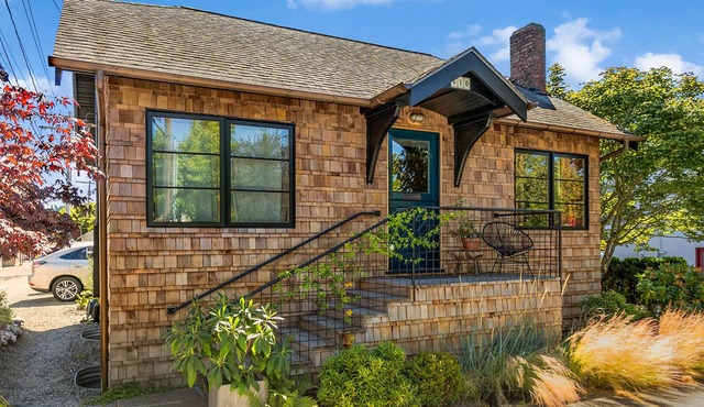 The Whale's Nest. A cute cottage in the heart of Downtown Edmonds.