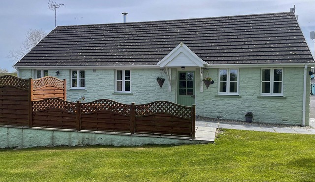 THE WHEEL @ CANLLEFAES, pet friendly, with pool in Cardigan