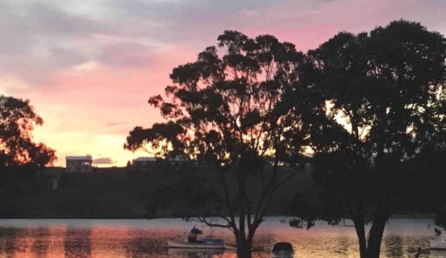 The Wheelhouse - 2br Waterfront Apartment in Town.