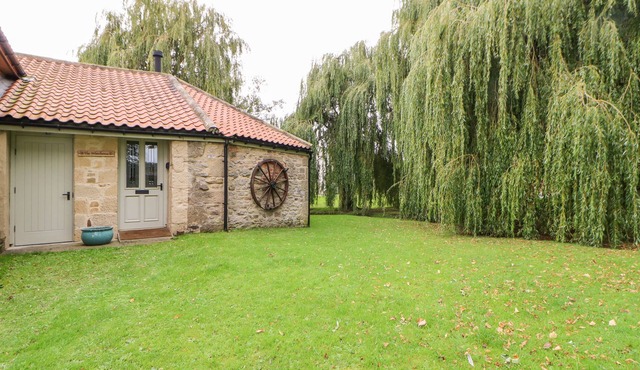 THE WHEELHOUSE, family friendly, character holiday cottage in Barton