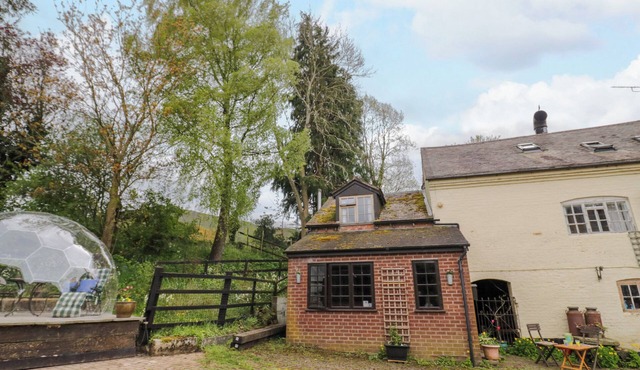 THE WHEELHOUSE AT DUDGELEY MILL, pet friendly in All Stretton