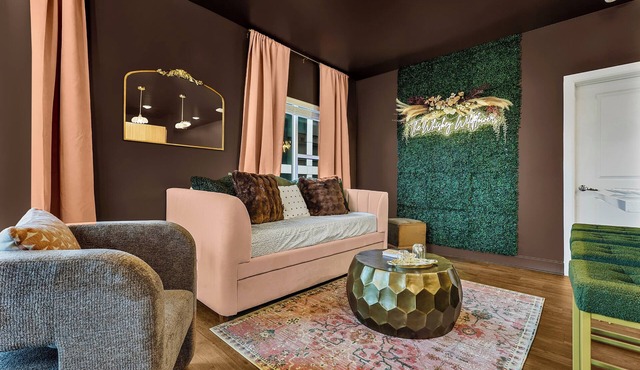 The Whiskey Wildflower, Downtown Nashville Luxe Stay + Walk to Broadway