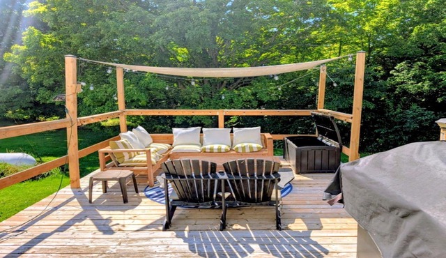 The Whispering Acres-Peaceful Nature Retreat with Pool, hot tub and Firepit.