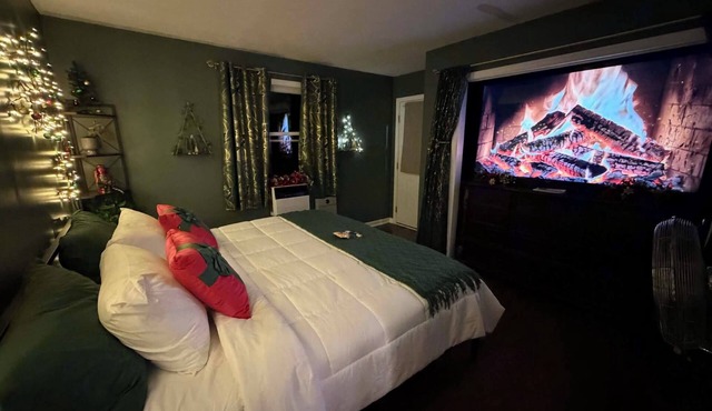 The Whispering Oak is a private and cozy getaway with its own private entrance!