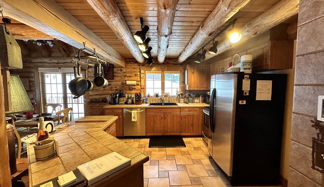 The Whispering Pines Cabin, A romantic hideaway from the stresses of work!