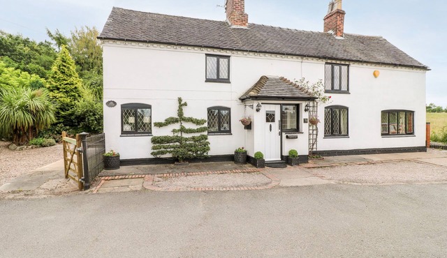 THE WHITE COTTAGE, family friendly, with hot tub in Swadlincote