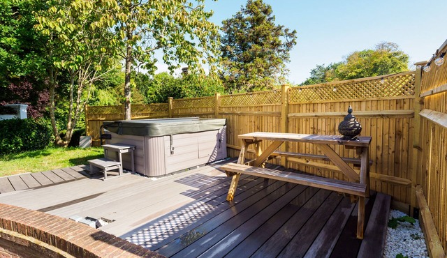 The White Cottage at Gildridge + Private Hot Tub