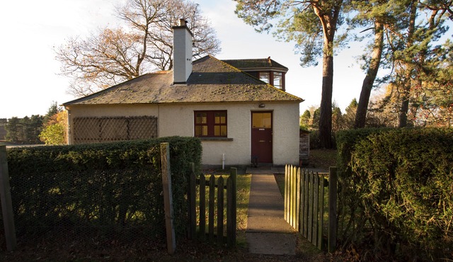 THE WHITE COTTAGE, family friendly, with open fire in Lhanbryde