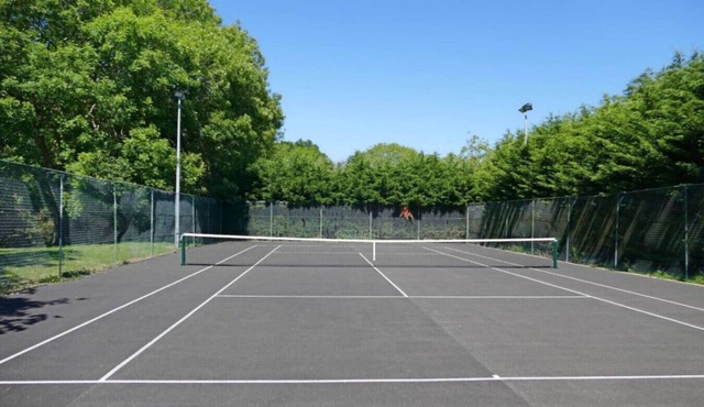 The White Cottage with Tennis Court, Hot Tub, BBQ