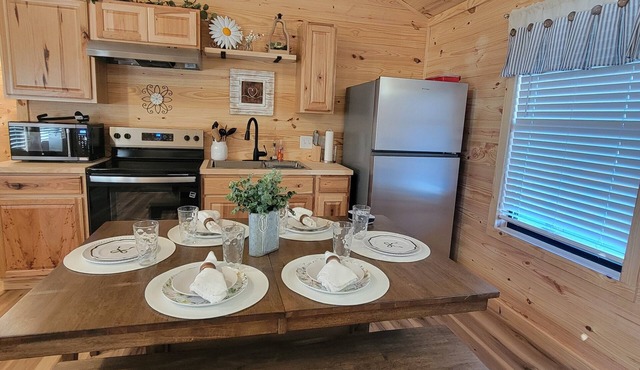 The White Daisy Cabin on the Lake