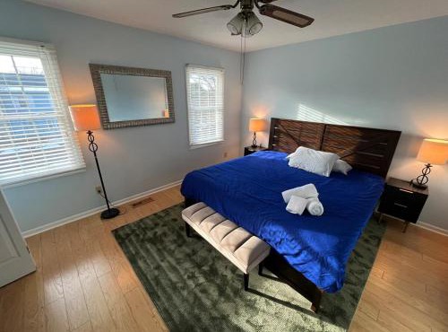 The White Door 2-bedroom townhouse near VT & RU