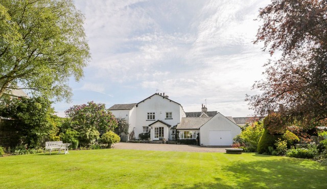 THE WHITE HOUSE, pet friendly, with open fire in Cartmel