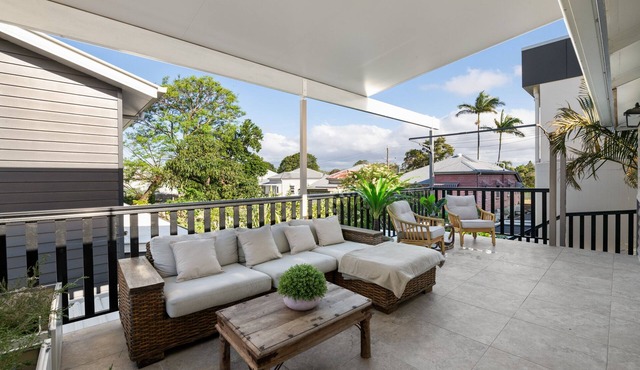 The White Home Ascot - Charming 3 Bedroom with Large Outdoor Deck