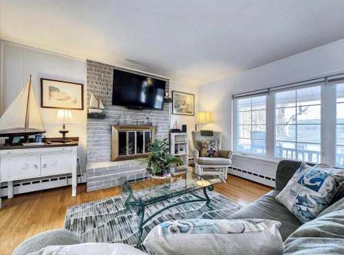 The White House by Leavetown Vacations