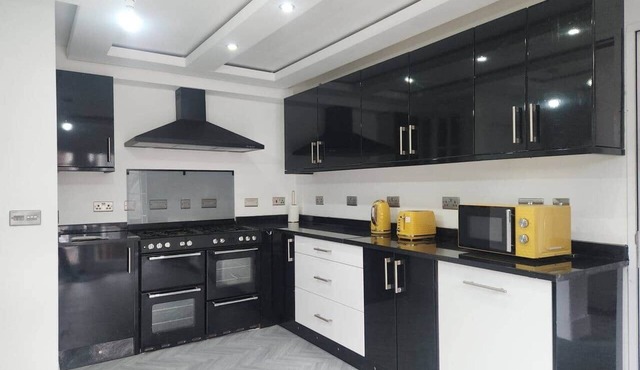 The White House - charming Tudor style house Manchester