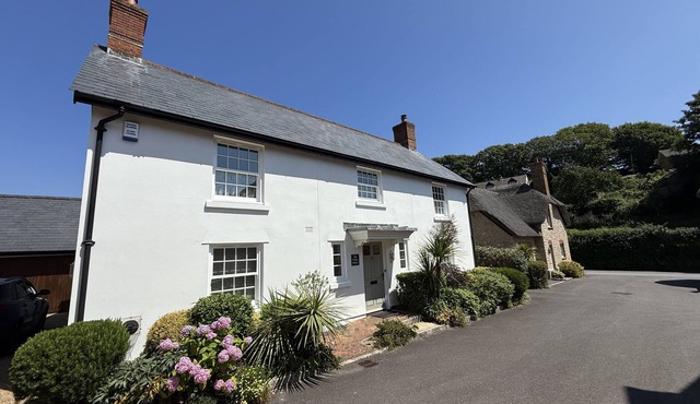 The White House -Bright and spacious property located in an AONB